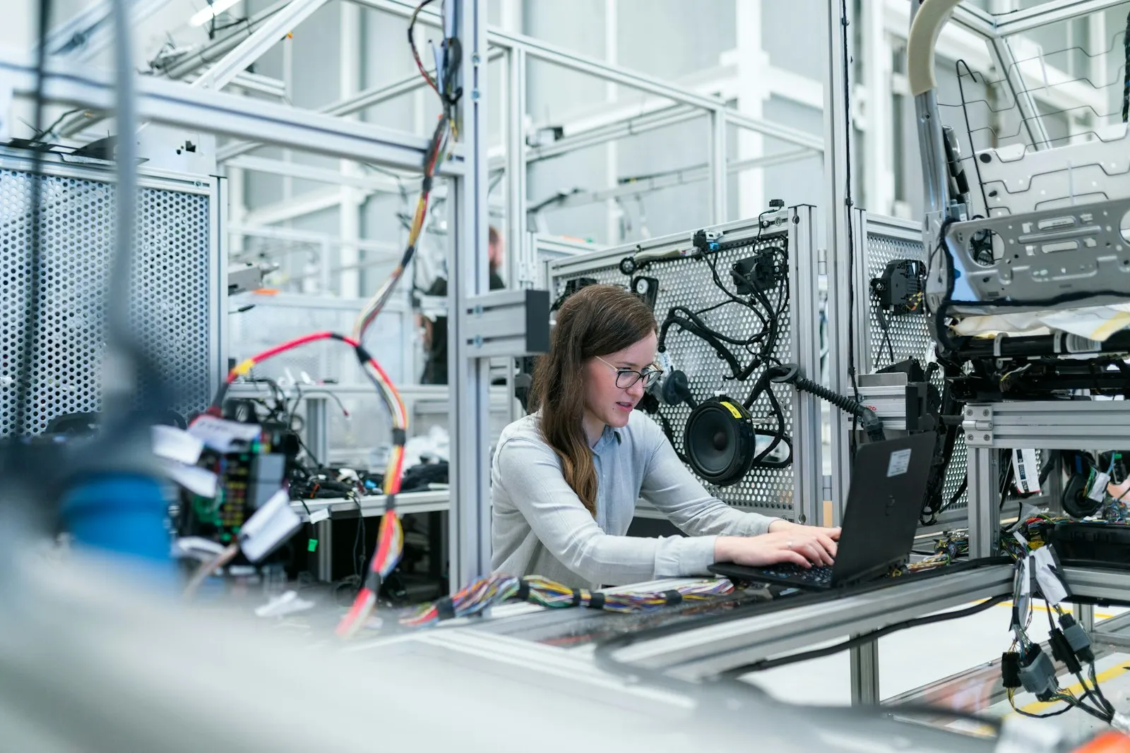 Ingenjör i industrimiljö arbetar vid en dator